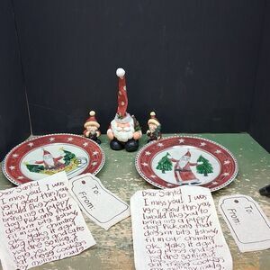 2- 8" Santa Plates, 3 Santa figures,‎ & a Letter To SANTA
